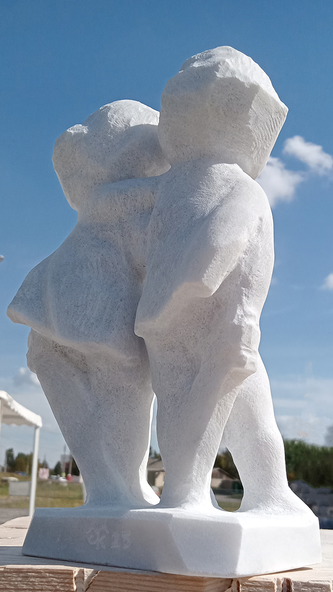 Сергей Малютов. "Братья" (ракурс), 2025. Мрамор, "Братья", 2025. Мрамор, 20х10,5х8,5 см. Фото из архива Сергея Малютова. Фото из архива Сергея Малютова