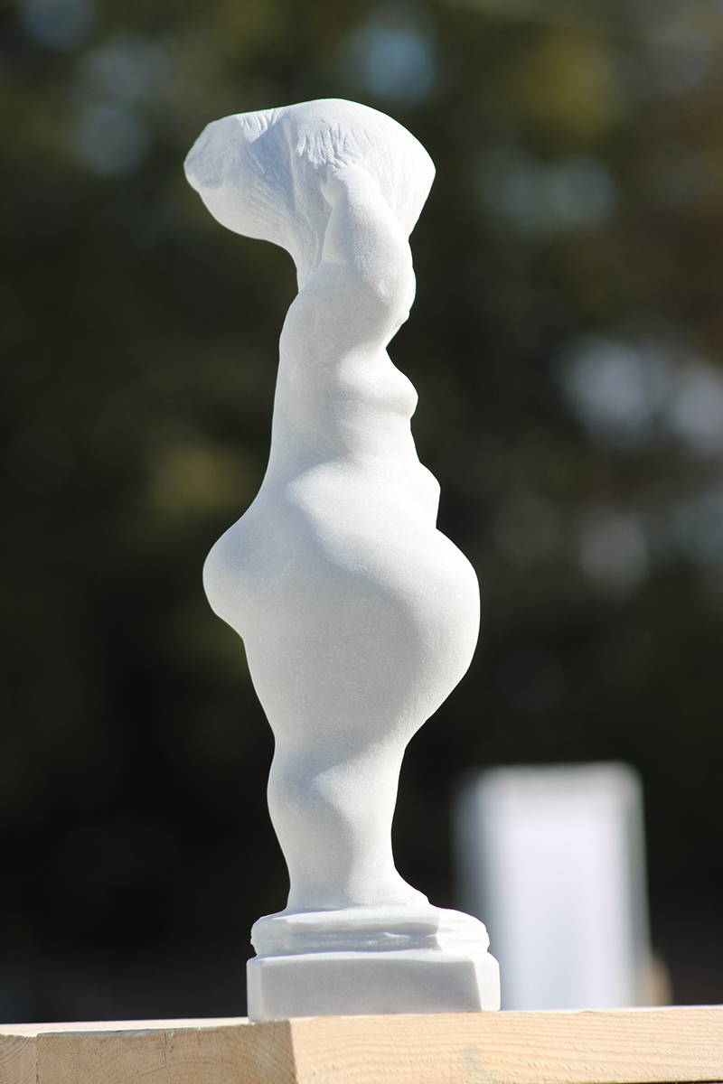 Сергей Малютов. "Ветерок" (ракурс), 2025. Мрамор, 32х14х9 см. Фото из архива Сергея Малютова