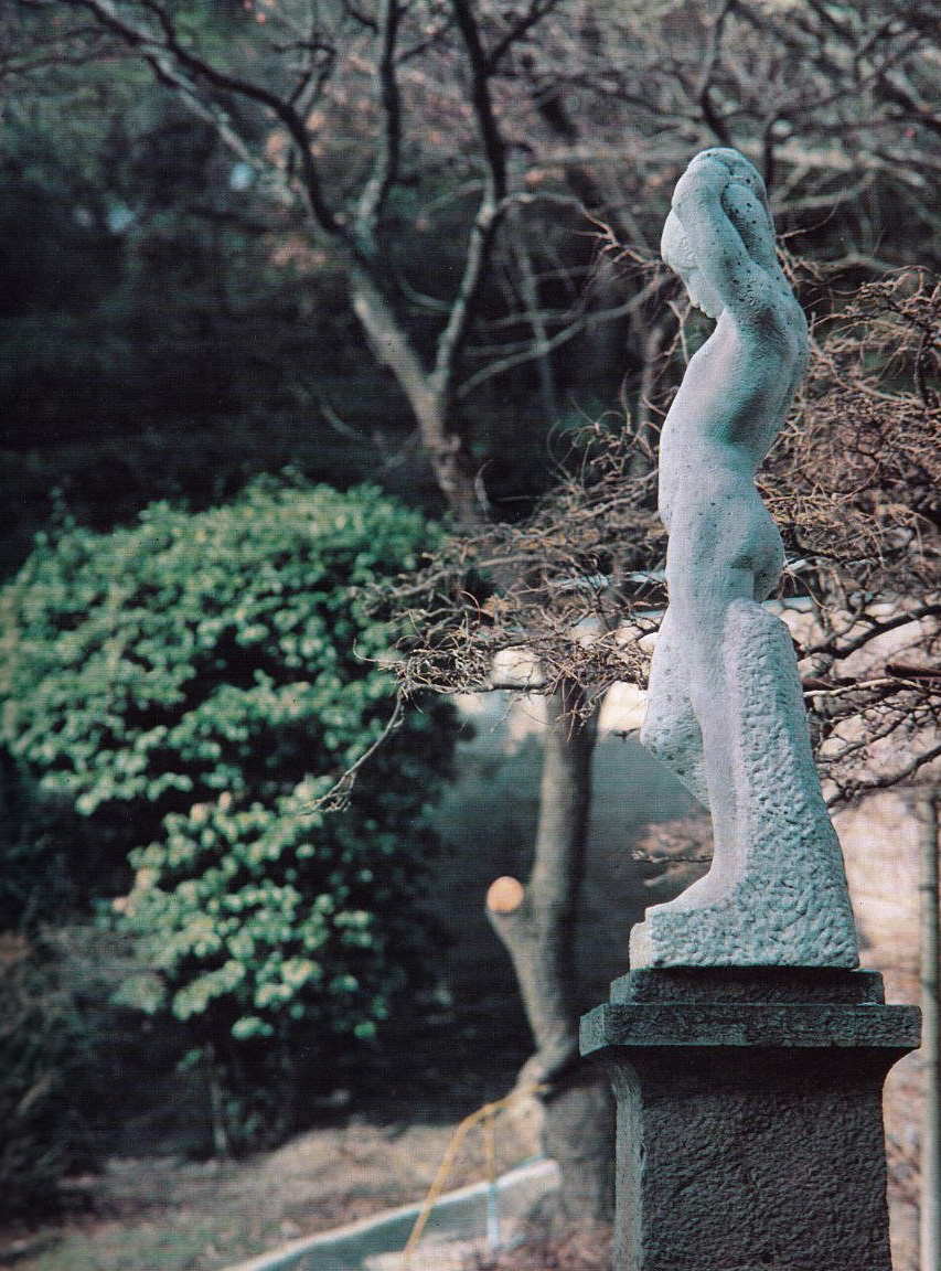 А.Т. Матвеев. "Юноша", 1911. Мраморная копия вместо утраченной в цементевыполнена в 1967 году скульптором А.М. Игнатьевым и установлена в парке пансионата "Криворожский горняк"(бывшее имение Я.Е. Жуковского), Жуковка, Крым.Фото Д.В. Белоуса из альбома: Е.Б. Мурина. "Александр Матвеев". М., "Советский художник", 1979