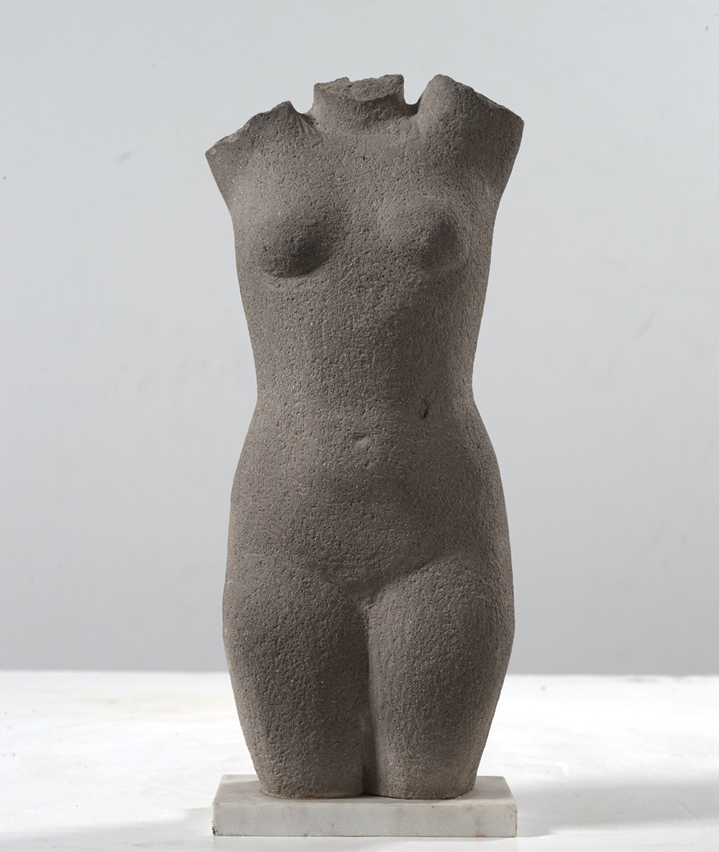 ''Обнаженная'', 1972. Шамот, мрамор, 45х20х14 см, постамент - 2х19х11 см.Государственная Третьяковская галерея, Москва. Фото: goskatalog.ru