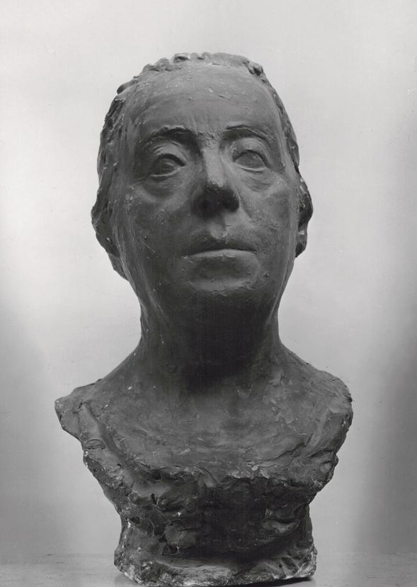 ''Портрет матери'' (Е.Д. Каплянская), 1929. Гипс тонированный, 43х27х23 см.Государственный музей городской скульптуры, С.-Петербург. Фото: goskatalog.ru