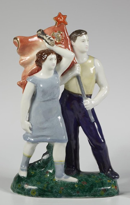 ''Юноша и девушка с флагом'', 1939.Фарфор, роспись, позолота, серебрение, высота 28 см.Фото: Сообщество ''Агитационный фарфор СССР'' (ВКонтакте)