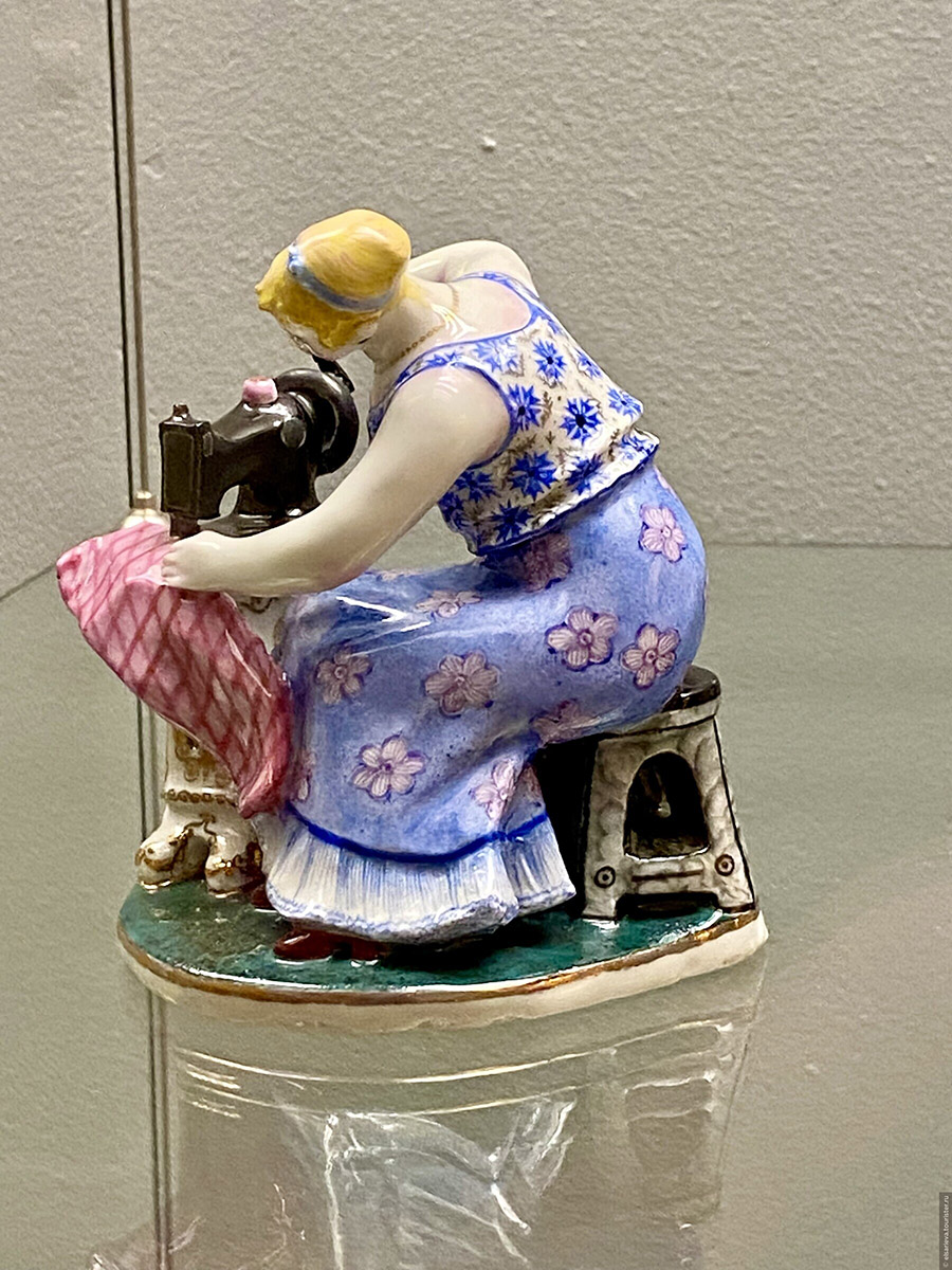 ''Швея за машинкой'', 1937.Фарфор, роспись надглазурная, золочение, 11,2х10,6х8 см. Роспись А.В. Воробьевского.Государственный Русский музей, С.-Петербург. Фото Елены Сариевой