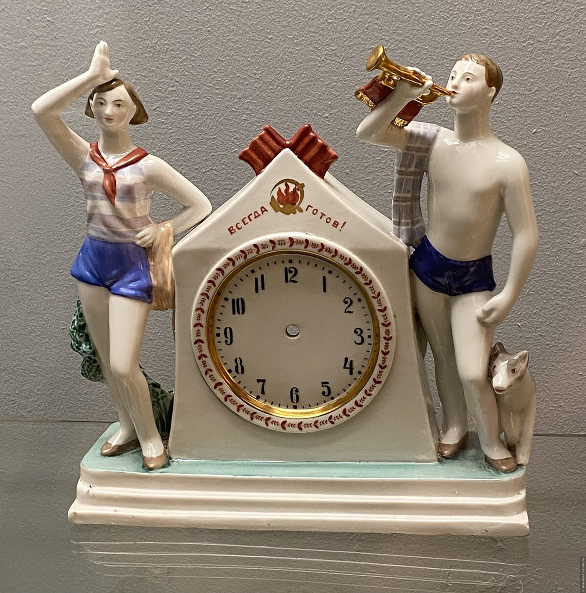 Футляр для часов ''Юные пионеры'', конец 1930-х.Фарфор, роспись надглазурная, золочение, 24,8х25,7х8,4 см. Роспись Л.И. Лебединской.Государственный Русский музей, С.-Петербург. Фото Елены Сариевой