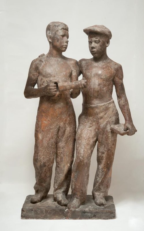 ''Молодежь Ленинграда'' (Учеба на производстве), 1939.Гипс тонированный, 158х96х50 см.Государственный Русский музей, С.-Петербург.Фото: "Виртуальный Русский музей"