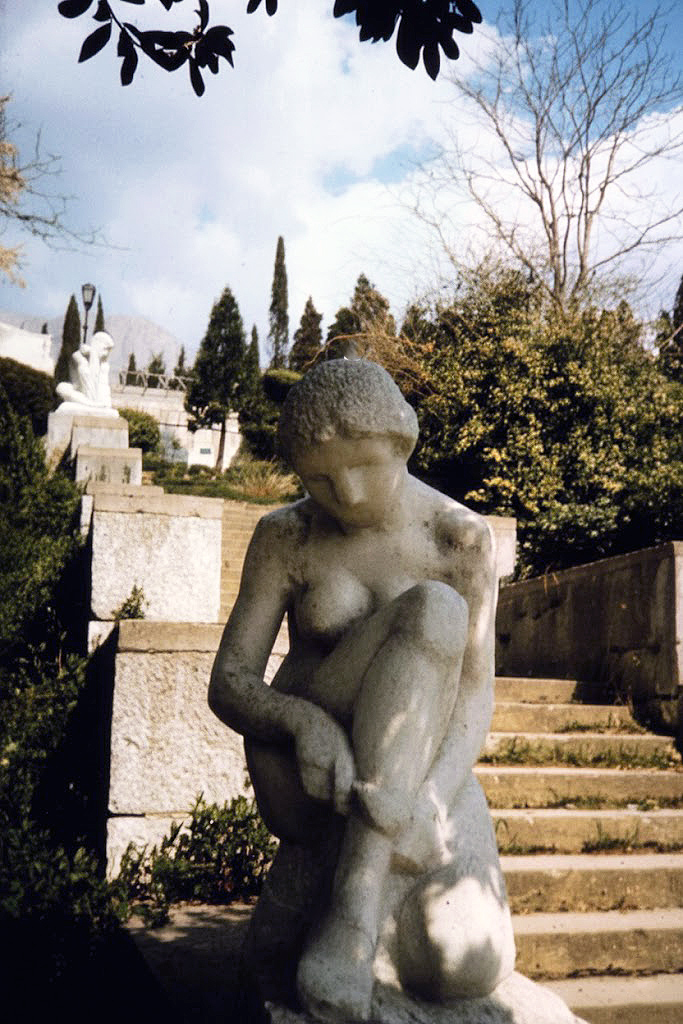 А. Т. Матвеев. "Надевающая чулок", 1912. Копия в мраморе 1967 года исполнена В.Г. Стамовым, установлена на лестнице пансионата "Криворожский горняк" (бывшее имение Я.Е. Жуковского), Жуковка, Крым.Фото 1980-х годов из собрания семьи Жуковских