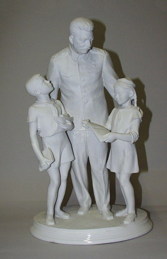 ''Товарищ И.В. Сталин с пионерами'', 1949. Фарфор, роспись, 41,5х25х18 см.Государственный Русский музей, С.-Петербург. Фото: goskatalog.ru