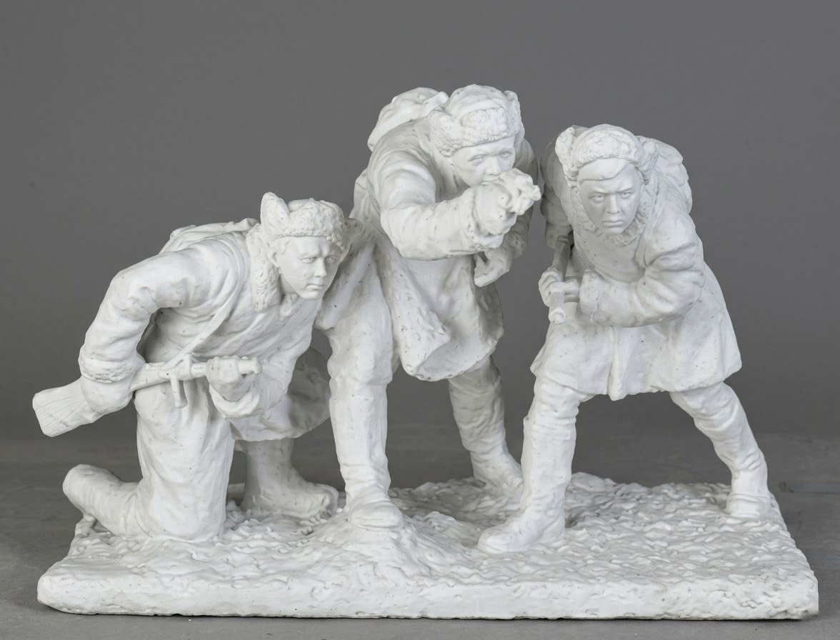 ''Юные разведчики'', 1940-е - начало 1950-х. Гипс тонированный, 47х47,5х73 см. Государственный музей истории Санкт-Петербурга. Фото: goskatalog.ru