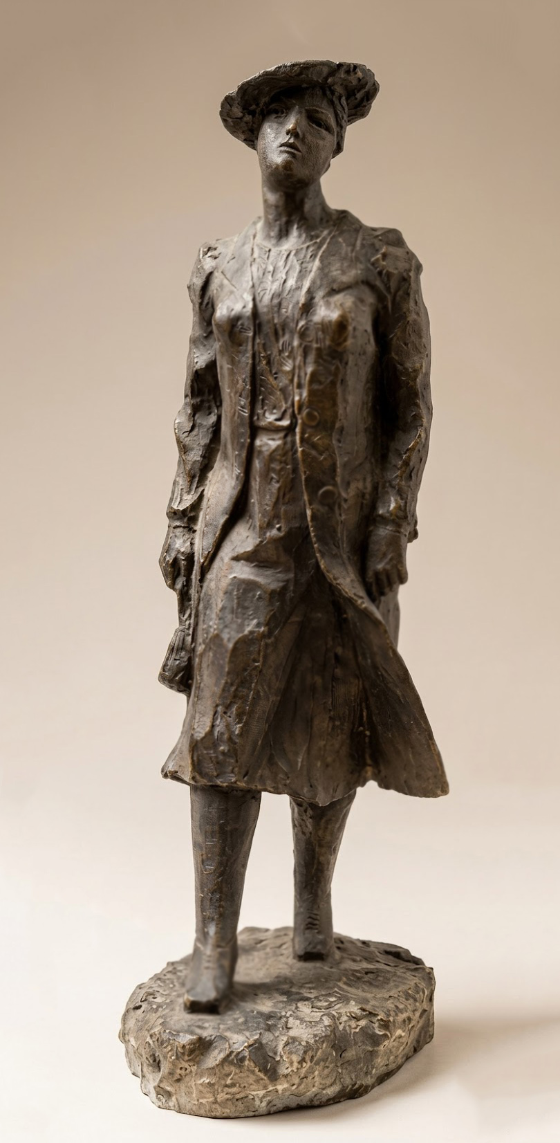 ''Идущая'', 1940. Гипс тонированный, 50,5х17,5х23,5 см.Государственный Русский музей, С.-Петербург.Фото: goskatalog.ru 