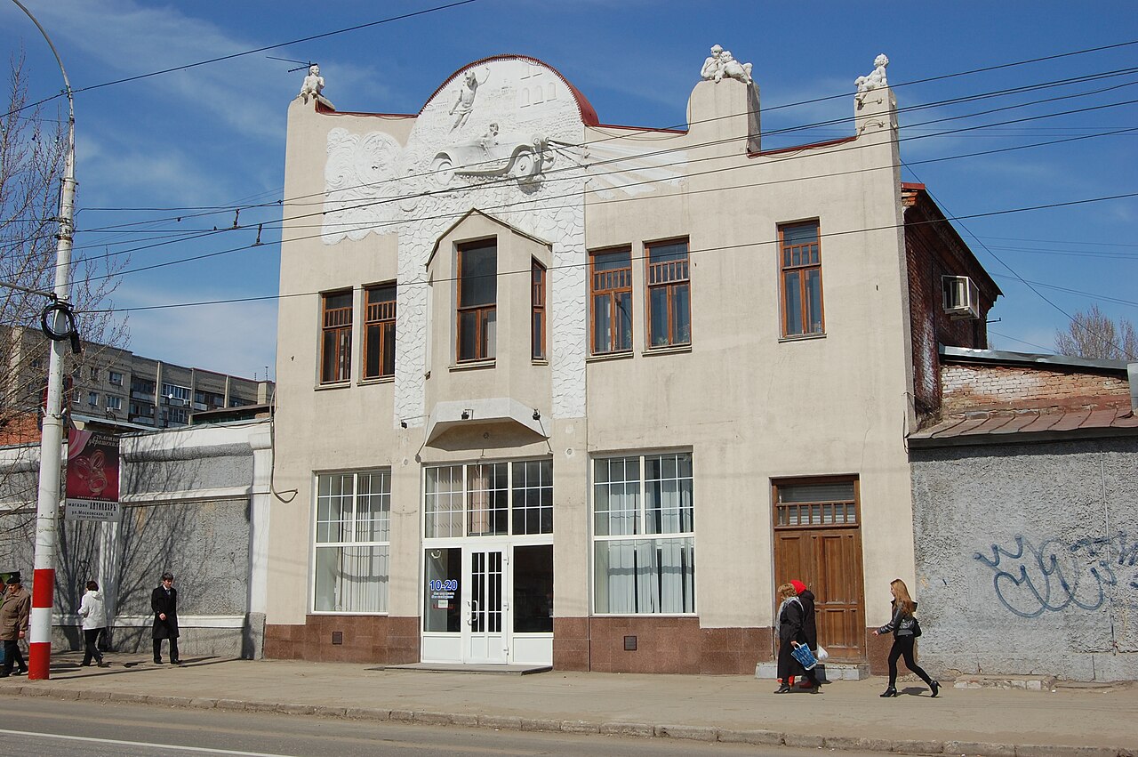 Барельеф на фасаде здания автогаража и магазина С.И. Соколова и З.И. Иванова, 1914. Саратов.Совместно с С. Резцовой. Фото Виктора Акста (лицензия Creative Commons)