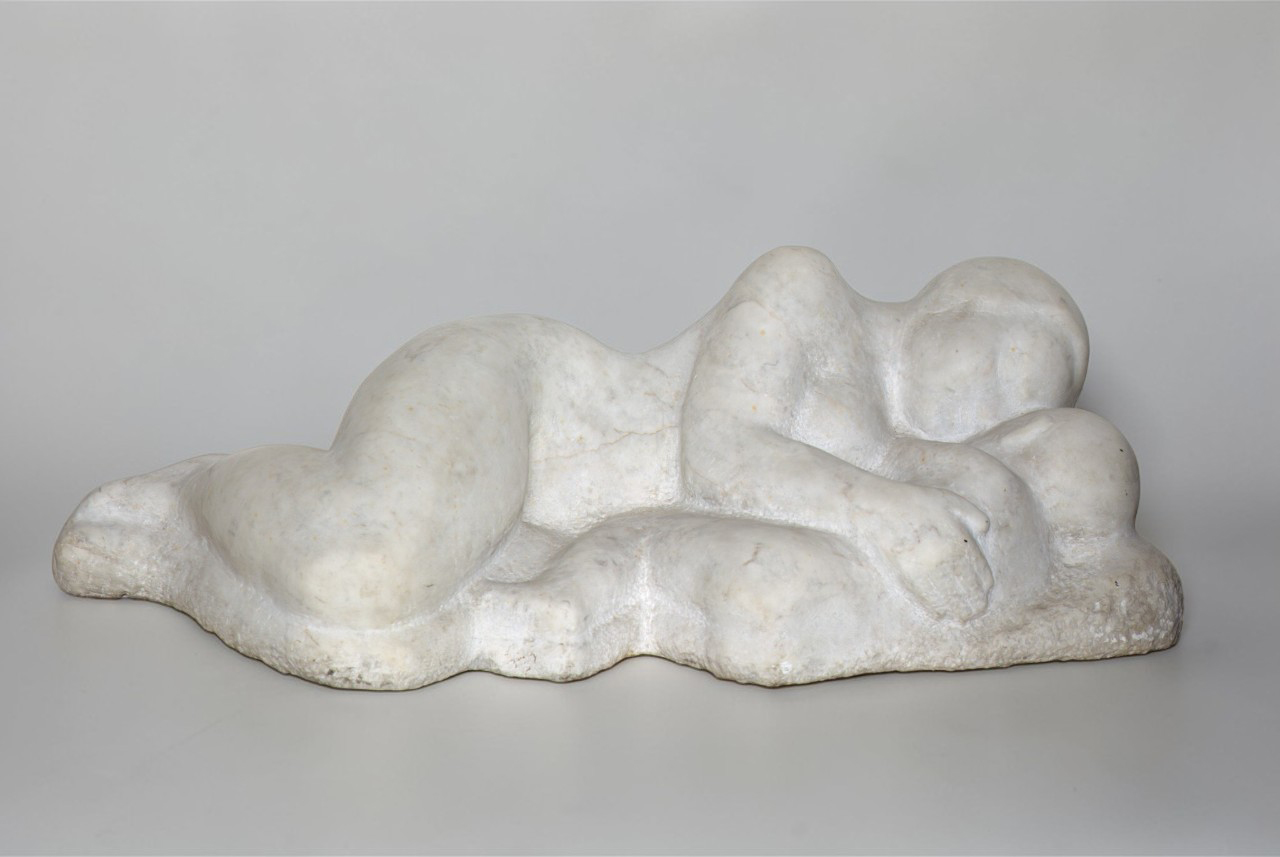 ''Материнство'', 1980. Мрамор, 29х83х41 см. Государственная Третьяковская галерея, Москва. Фото: goskatalog.ru 