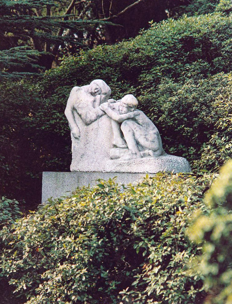 А.Т. Матвеев. "Спящие мальчики", 1907.Мраморная копия исполнена в 1967 году А.Н. Черницким и установлена в парке пансионата "Криворожский горняк" (бывшее имение Я.Е. Жуковского), Жуковка, Крым.Фото Д.В. Белоуса из альбома: Е.Б. Мурина. "Александр Матвеев",М., "Советский художник", 1979