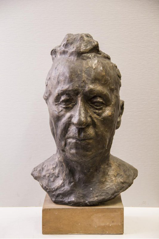 ''Портрет скульптора Нины Нисс-Гольдман'', после 1950. Бронза, 50х31х30 см.Коломенско-Зарайский государственный музей-заповедник,Московская область.  Фото: goskatalog.ru
