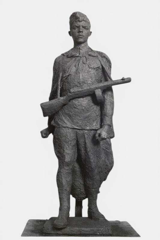 ''Герой Советского Союза Александр Матросов'', 1947.Гипс, тонированный под бронзу, 187х75х71 см, плинт 55х54,5х.Научно-исследовательский музейпри Российской академии художеств, С.-Петербург. Фото: goskatalog.ru