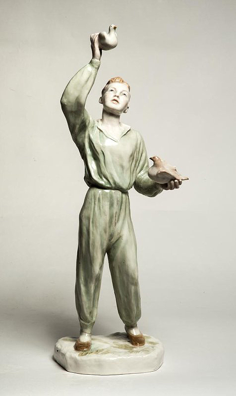 ''Мальчик с голубем'', 1930-е. Фарфор, роспись, 49х19х16 см.Государственный Русский музей, С.-Петербург.Фото: goskatalog.ru