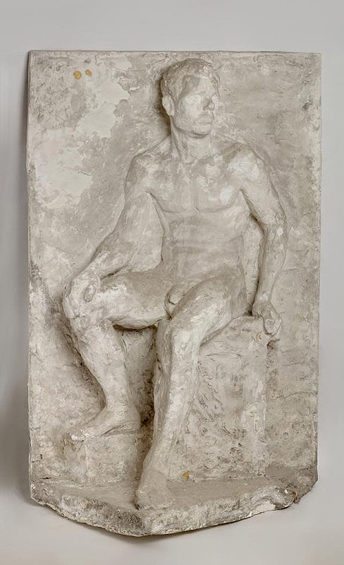 Сидящий мужчина, 1930-е. Рельеф. Гипс, 105х70х36 см.Научно-исследовательский музейпри Российской академии художеств, С.-Петербург. Фото: goskatalog.ru