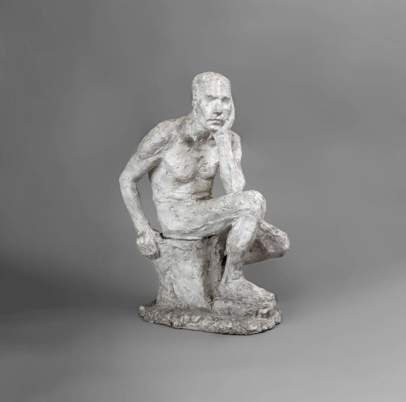 ''Сидящий мужчина'', 1930-е. Гипс, 39х26х21, основание - 25х21 см.Научно-исследовательский музей при Российской академии художеств, С.-Петербург. Фото: goskatalog.ru 