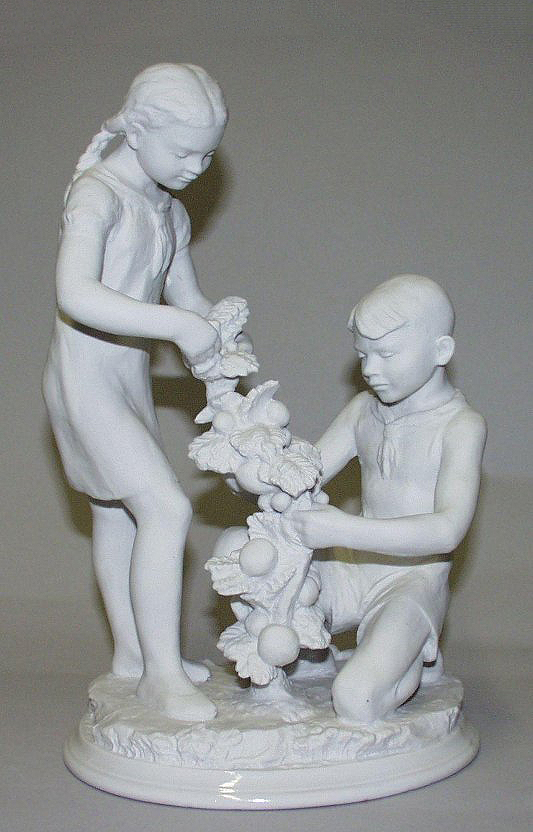 ''Юные мичуринцы'', 1949. Фарфор, 27х18х14 см.Совместно с Г.С. Столбовой.Государственный Русский музей, С.-Петербург. Фото: goskatalog.ru