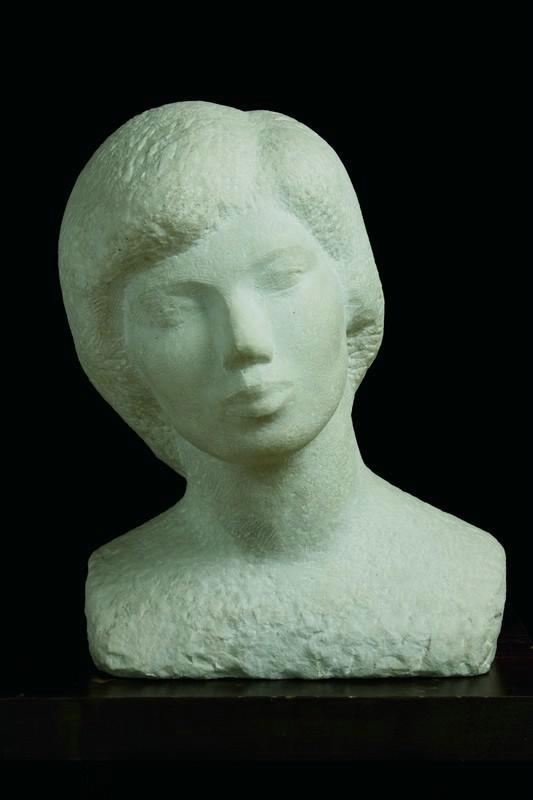 ''Ленинградка'', 1961. Мрамор, 47х35х30 см.Вятский художественный музей имени В.М. и А.М. Васнецовых.Фото: goskatalog.ru