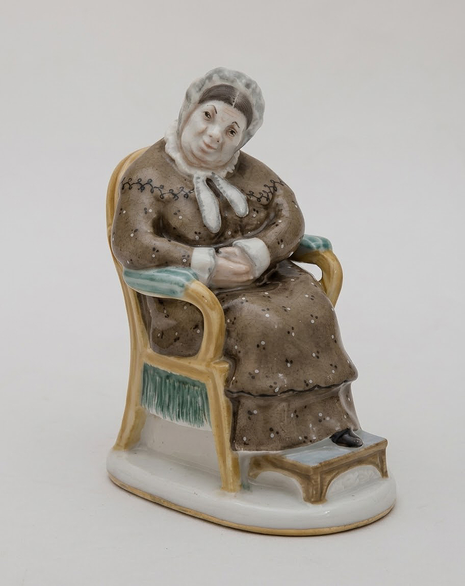 ''Коробочка'' (персонаж поэмы Н.В. Гоголя ''Мертвые души''), 1950-е.Фарфор, надглазурная роспись, золочение, высота 12 см. Роспись Е.Н. Лупановой.Санкт-Петербургский государственный музей театрального и музыкального искусства. Фото: goskatalog.ru 