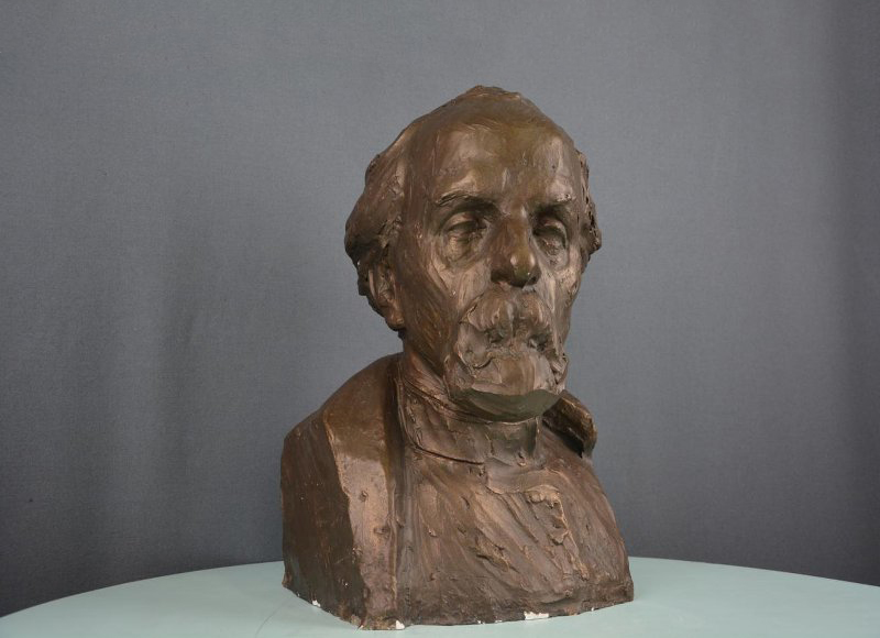 ''Портрет К.Э. Циолковского'', 1967. Гипс тонированный, 56х32х25 см.Военно-медицинский музей Минобороны России, С.-Петербург. Фото: goskatalog.ru