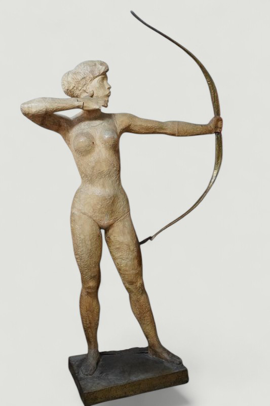 ''Девушка, стреляющая из лука'', 1967. Дерево, высота 240 см.Томский областной художественный музей. Фото: goskatalog.ru