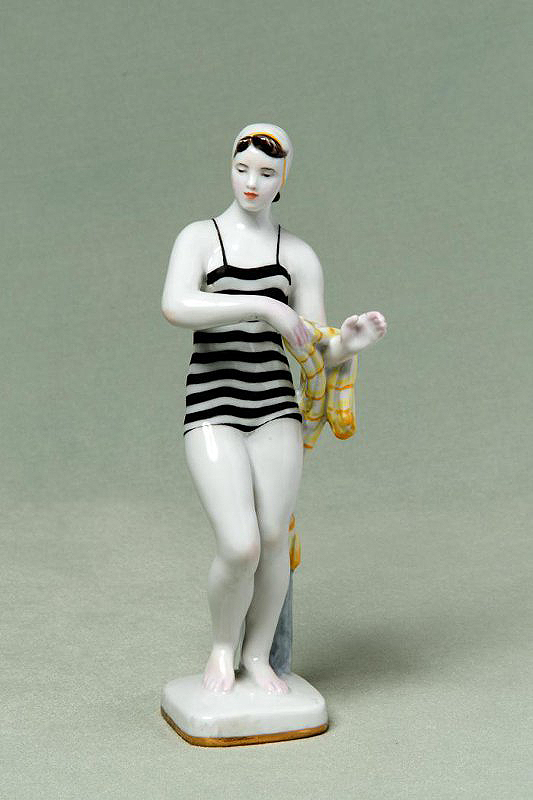 ''Купальщица'' (У реки), 1958. Фарфор,21х7,5х7,5 см.Государственный Русский музей, С.-Петербург. Фото: goskatalog.ru 
