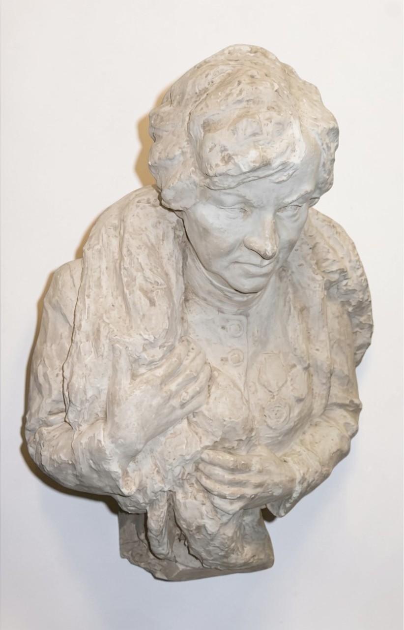 ''Портрет писательницы Анны Караваевой'', 1940-1955. Гипс, 76х50х32 см.Государственный музей историироссийской литературы имени В.И. Даля, Москва. Фото: goskatalog.ru