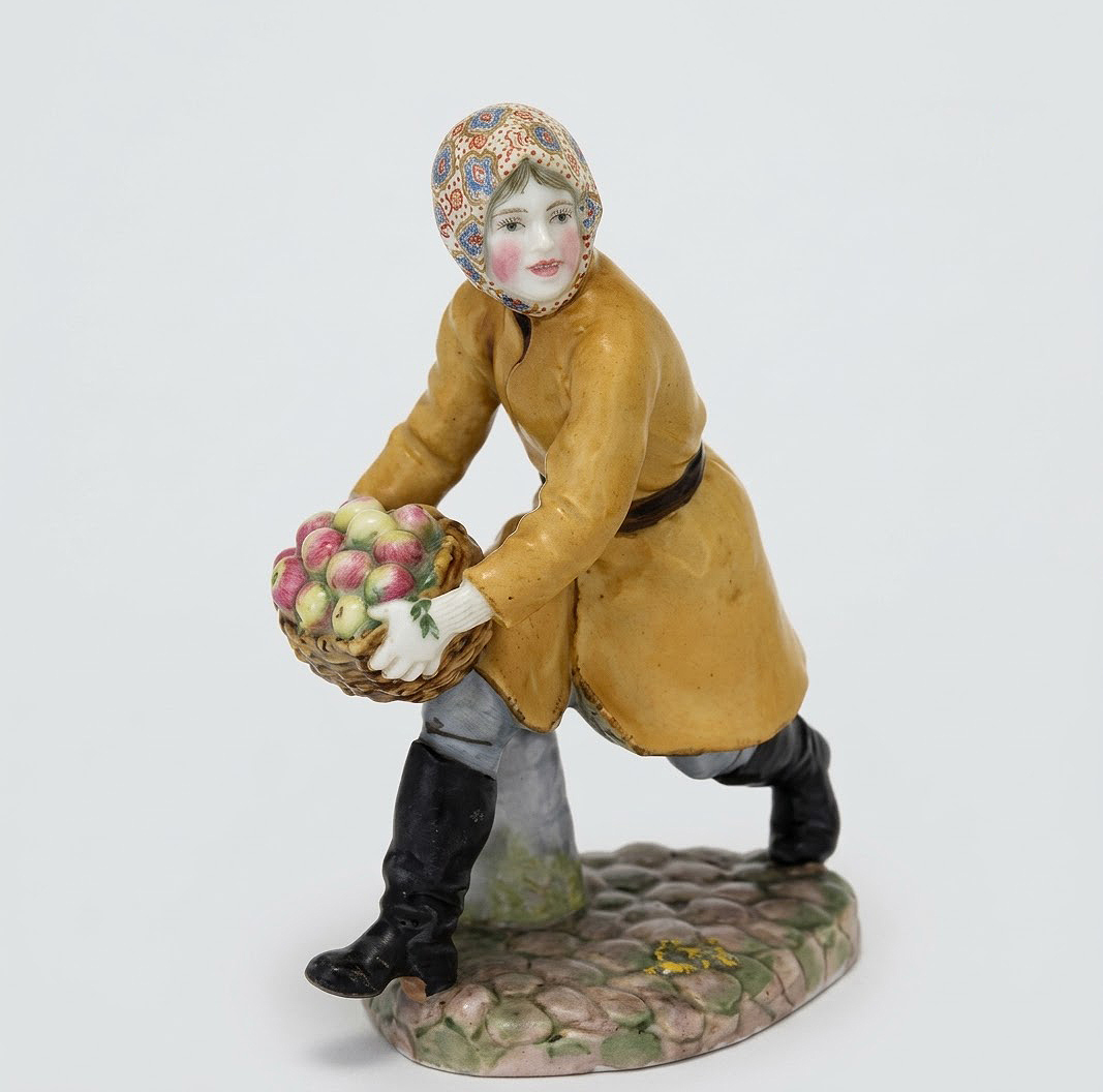 ''Девушка с яблоками'', 1927. Фарфор, роспись, высота 18 см.Фото: Сычевская центральная межпоселенческая библиотека, Смоленская область (ВКонтакте)