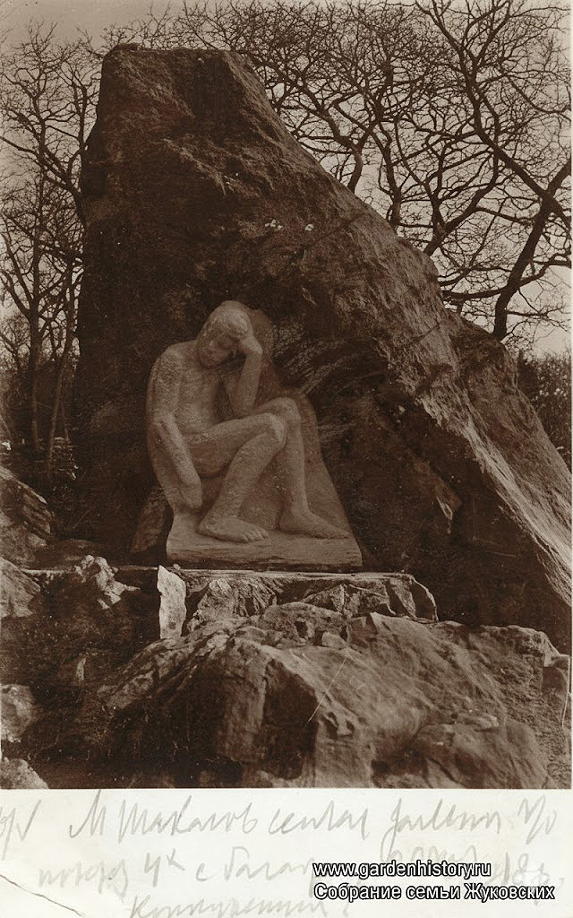 Новый Кучук-Кой. А.Т. Матвеев. "Сидящий мальчик", 1907.Фрагмент горельефа "Спящие мальчики". Майолика.Собрание семьи Жуковских