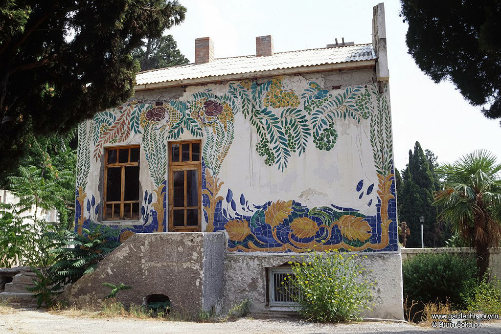 Новый Кучук-Кой. Главный дом. Западный фасад. Майоликовая композиция по эскизу П.В. Кузнецова