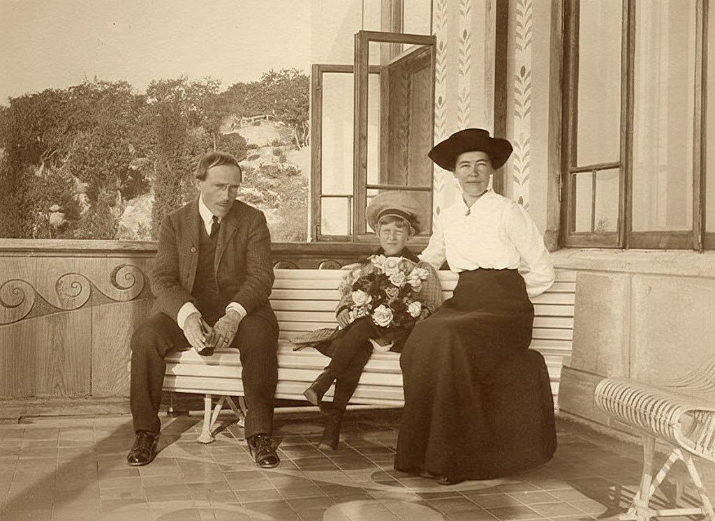А.Т. Матвеев с Т.Г. и В.А. Мазюкевичами на террасе главного дома в Новом Кучук-Кое. Собрание семьи Жуковских