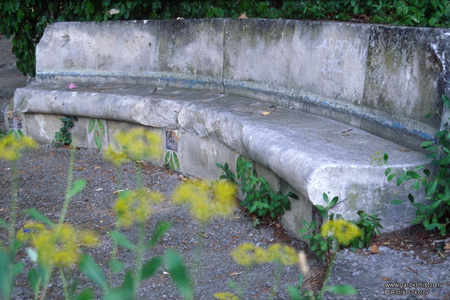 Новый Кучук-Кой. Скамья с майоликовым декором по эскизам П.В. Кузнецова