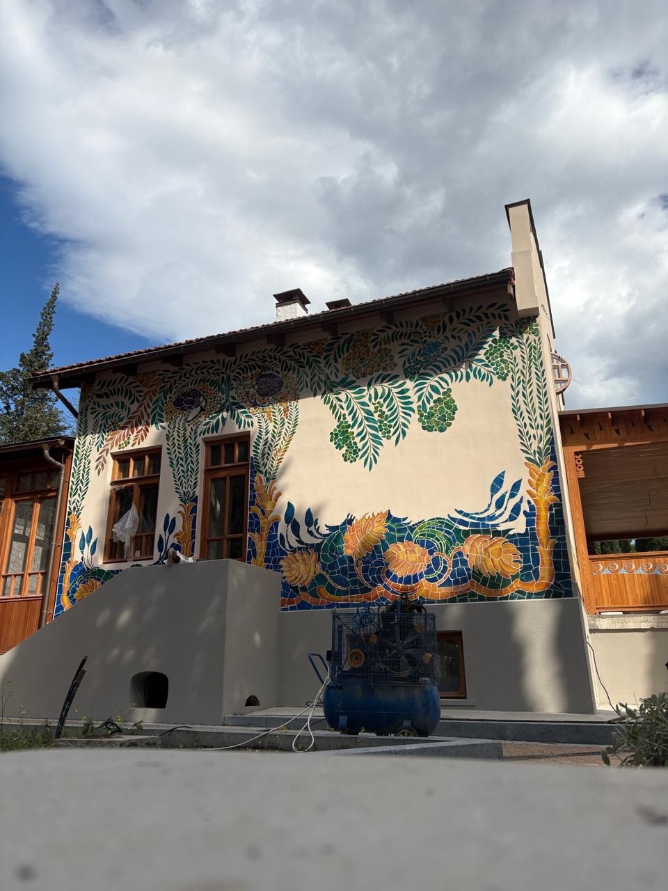 Главный дом бывшей усадьбы "Новый Кучук-Кой''. 2025 год. Фото Светланы Вуцен