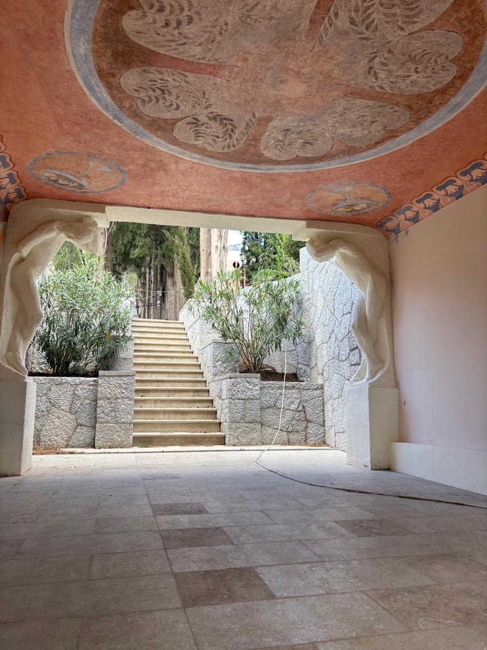 А.Т. Матвеев. ''Атланты, поддерживающие мостик", 1908-1910.Бывшая усадьба ''Новый Кучук-Кой''. 2025 год. Фото Светланы Вуцен