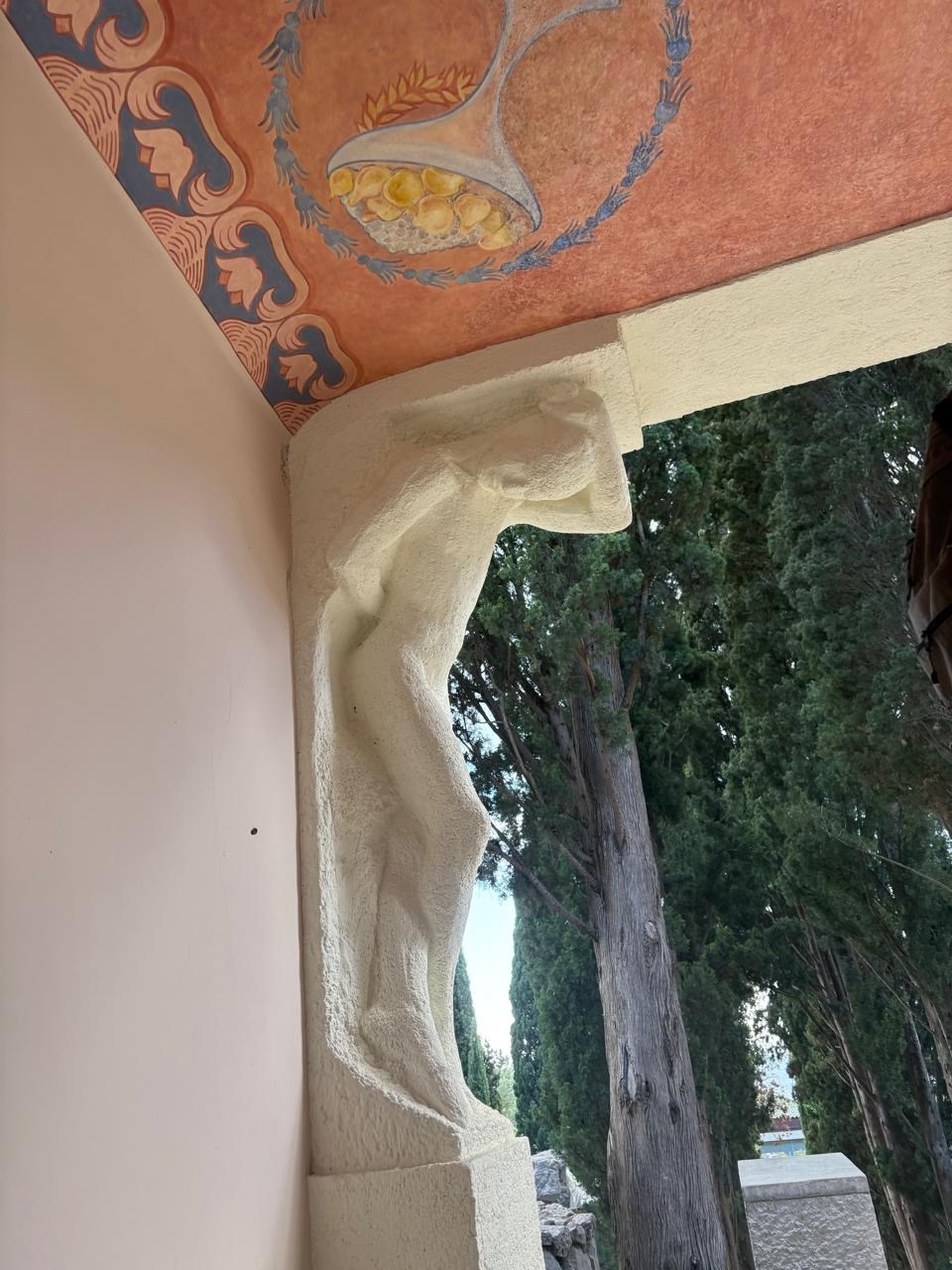 А.Т. Матвеев. ''Атлант, поддерживающий мостик", 1908-1910.Бывшая усадьба ''Новый Кучук-Кой''. 2025 год. Фото Светланы Вуцен