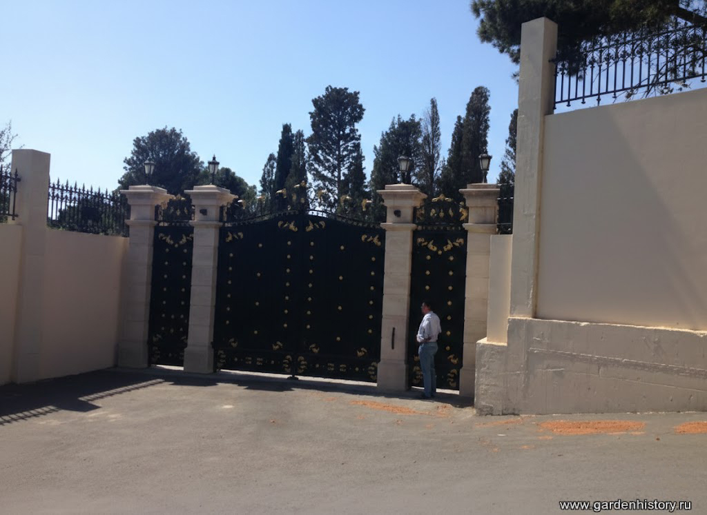 Забор, за которым сегодня находится бывшая усадьба ''Новый Кучук-Кой''