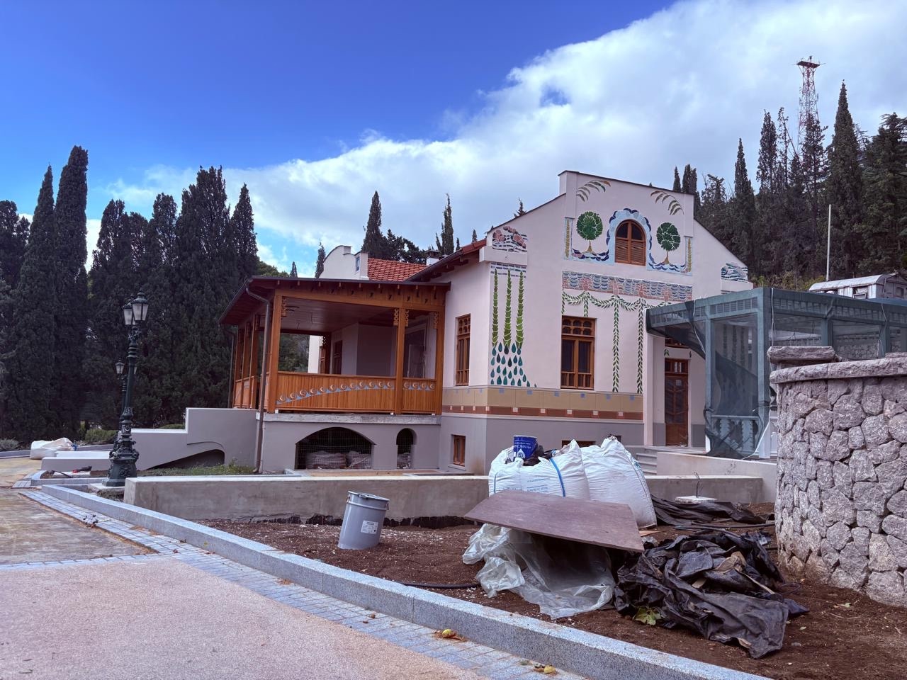 Главный дом бывшей усадьбы "Новый Кучук-Кой''. 2025 год. Фото Светланы Вуцен