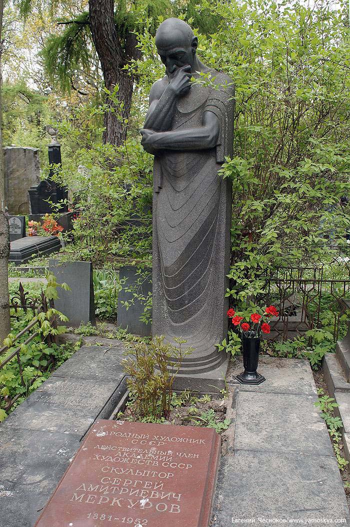 ''Мысль'', 1914. Гранит. На могиле Сергея Меркурова с 1956 года.Новодевичье кладбище, Москва