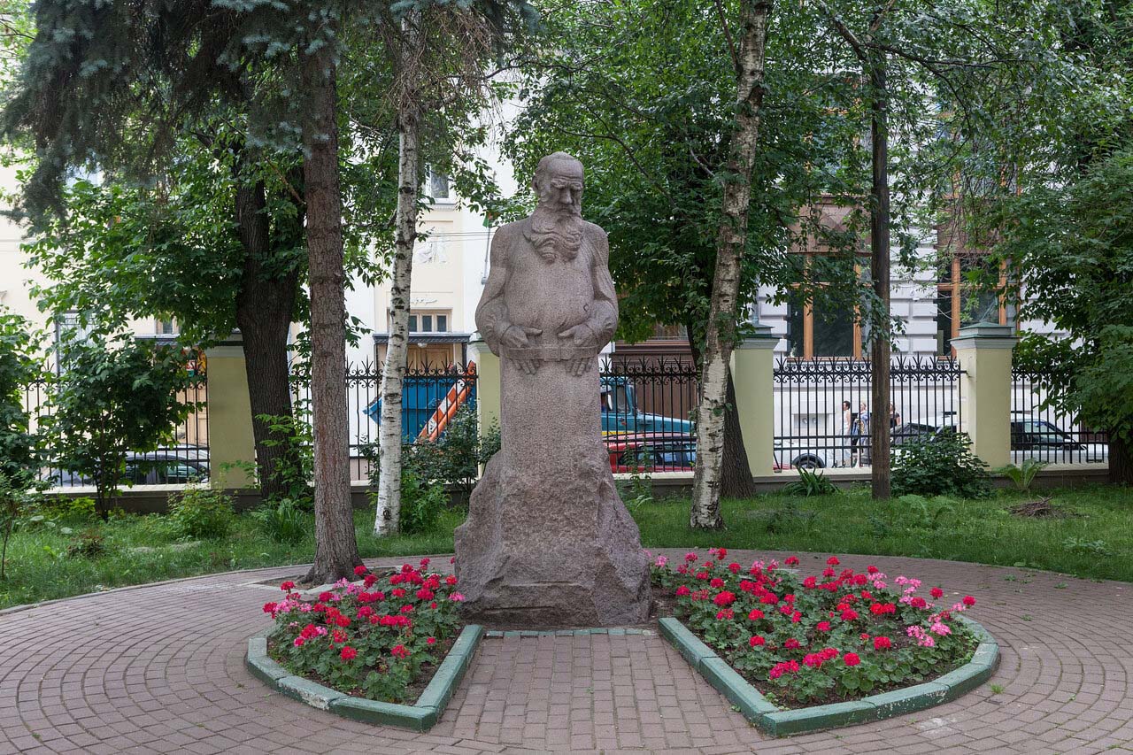 Памятник писателю Льву Толстому, 1912. Гранит. Москва