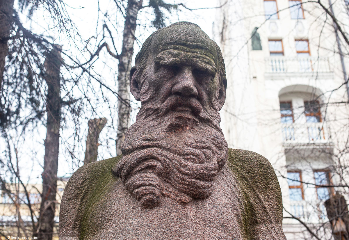 Памятник писателю Льву Толстому (фрагмент), 1912. Гранит.