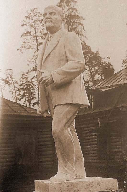 Во дворе мастерскойСергея Меркурова в Измайлово. 1940-е