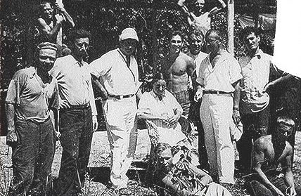 Студенты и преподаватели Суриковского института в Крыму, 1938.В кресле сидит Станислава Осипович