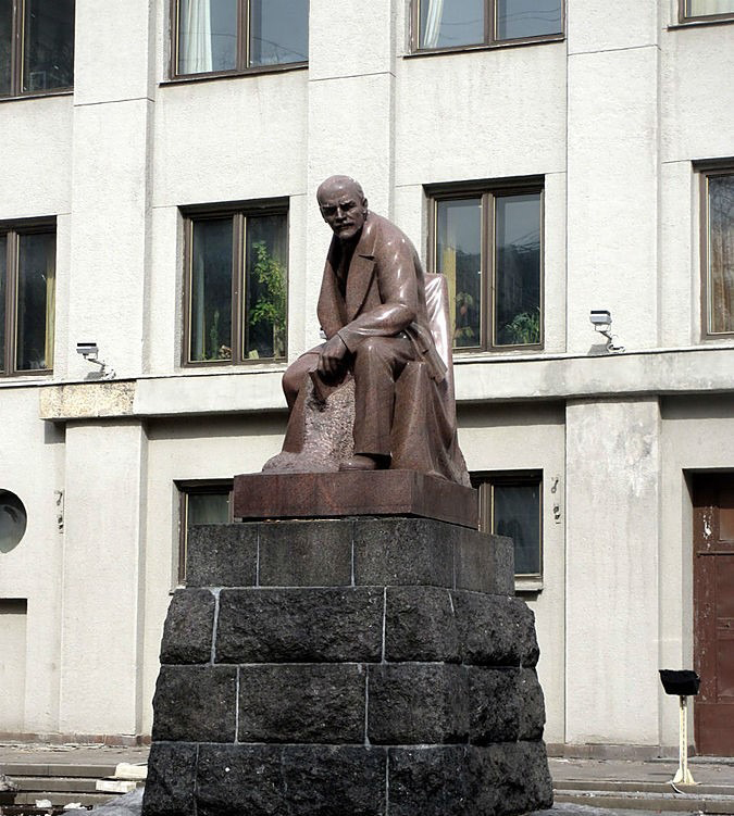 Памятник В.И. Ленину, 1940. Гранит.Архитектор И.А. Француз. Москва