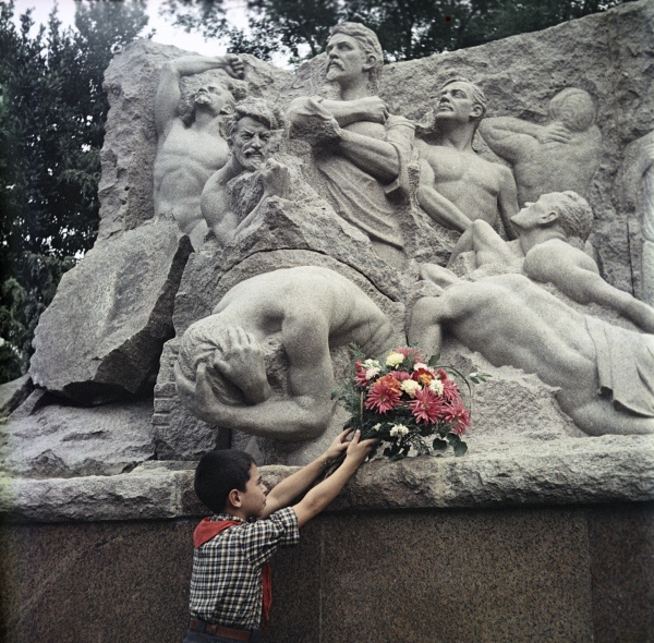 Памятник-горельеф ''Расстрел 26-ти бакинских комиссаров", 1924-1946. Фрагмент