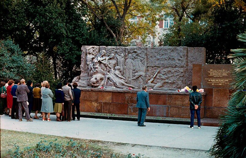 Памятник-горельеф ''Расстрел 26-ти бакинских комиссаров", 1924-1946. Гранит, 11х3,7 м.Установлен в  1958 году в Баку, Азербайджан. Демонтирован в 1990-е