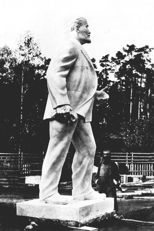 Фигура В.И. Ленина, середина 1920-х.Гипсовая модель высотой 5 м для бронзового памятникаВ.И. Ленину в Твери. Установлен в 1926 году. Не сохранился.Расстрелян немцами прямой наводкойиз артиллерийских орудий