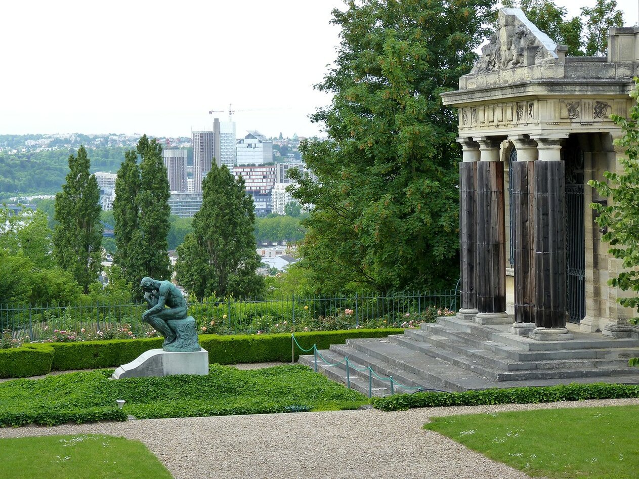 Копия ''Мыслителя'' на могиле Огюста Родена в Медоне, Франция