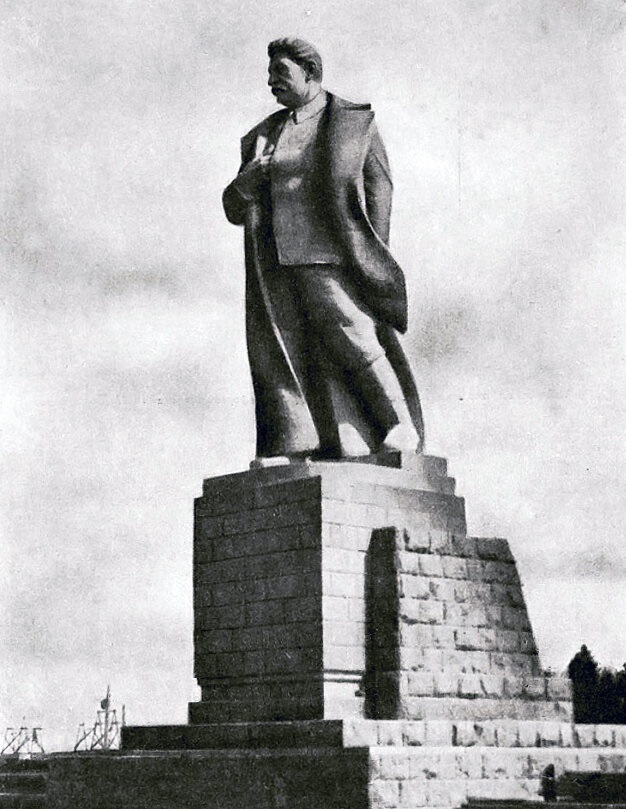 Памятник И.В. Сталину, 1937.Гранит. Высота фигуры 15 м, высота постамента 11 м.Канал имени Москвы. Снесен в 1962 году