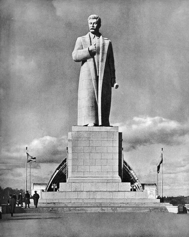 ''И.В. Сталин'', 1938-1939. Железобетон, общая высота 25 м.Территория ВСХВ в Москве.Демонтирована в 1951 году в связи с реконструкцией ВСХВ